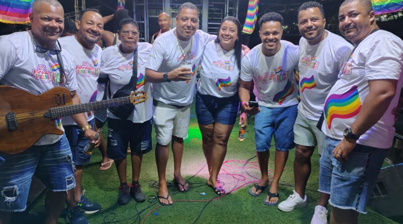 “A rua chama. A urna confirma! E a diversidade ocupa!”  Simões Filho celebrou a 22ª Parada LGBT+ e 16ª Caminhada Rosa